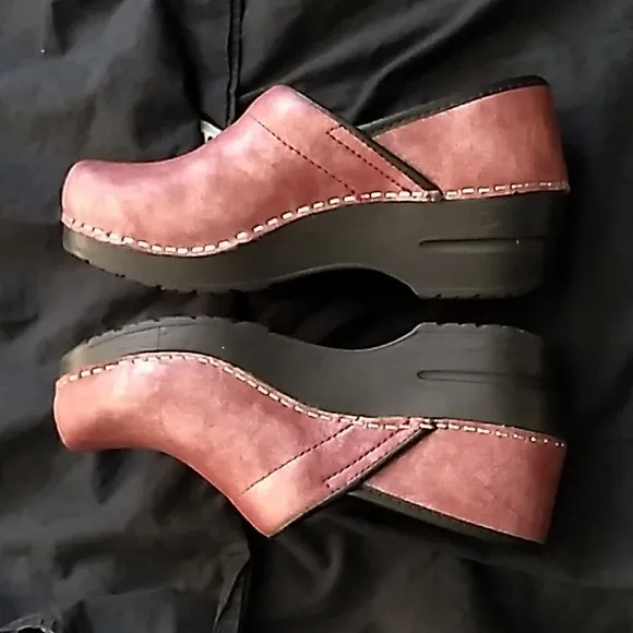 Women's Sanita metallic dusty rose clogs or nursing shoes size 36