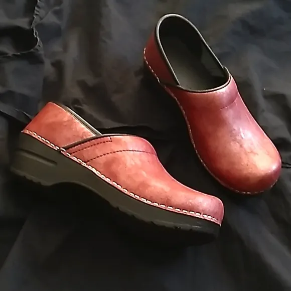 Women's Sanita metallic dusty rose clogs or nursing shoes size 36