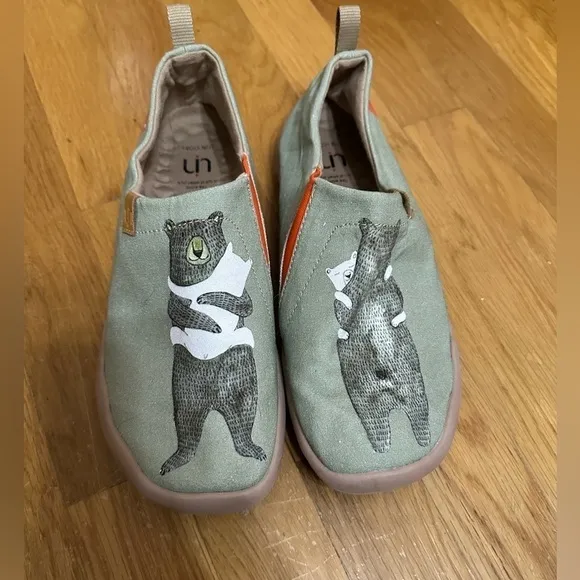 Women’s UIN Slip on sneakers loafers Bear Hug size 7 sage green EUC