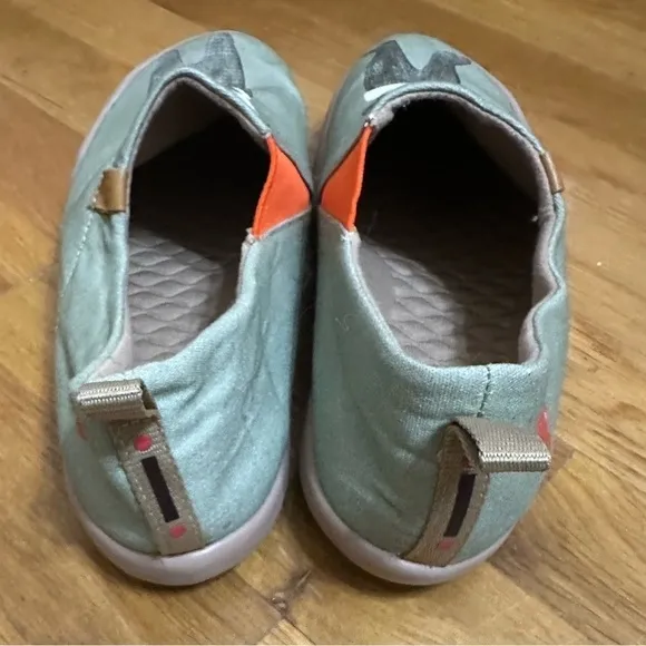 Women’s UIN Slip on sneakers loafers Bear Hug size 7 sage green EUC