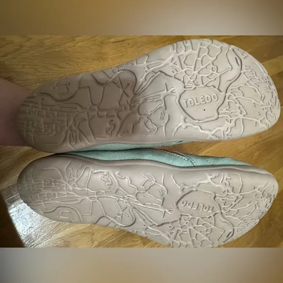 Women’s UIN Slip on sneakers loafers Bear Hug size 7 sage green EUC