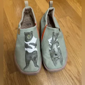 Women’s UIN Slip on sneakers loafers Bear Hug size 7 sage green EUC