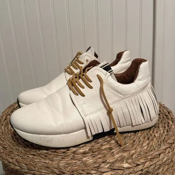 Women’s Sneakers- Shu Shop Pepa Fringed Sneaker White. Size 6
