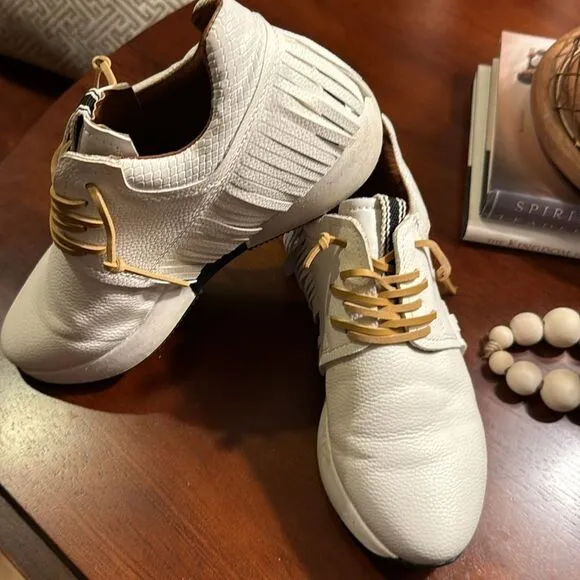 Women’s Sneakers- Shu Shop Pepa Fringed Sneaker White. Size 6