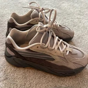 Yeezy 700 v2 tephra size 8 VNDS 100% authentic