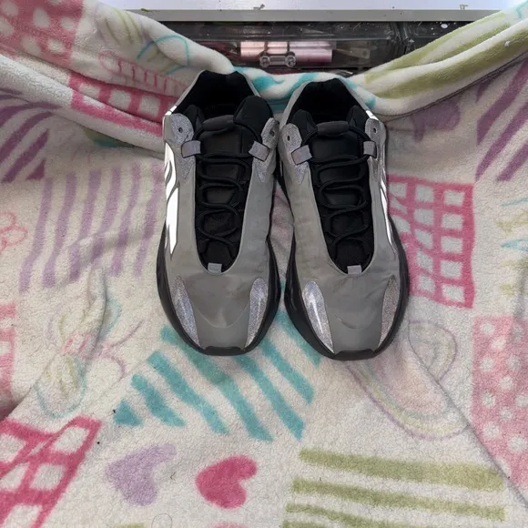 yeezy Boost 709 MNVN 'metallic'