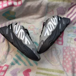yeezy Boost 709 MNVN 'metallic'