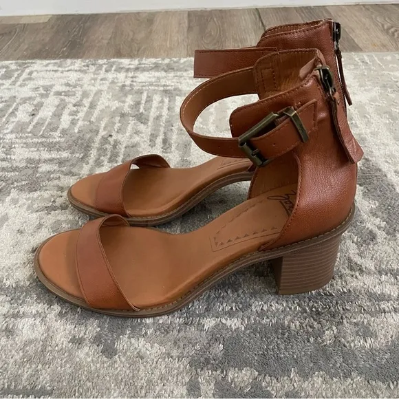 Zodiac Women's Ilsa City Sandals – Brown Leather, Buckle Detail, Size 8.5